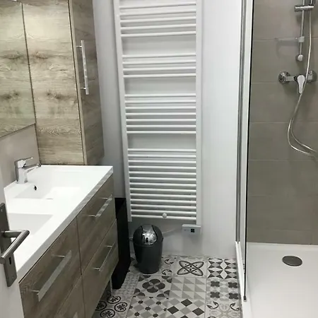 شقة T2 Neuf Hyper-centre Climatise 2 Pas De La Plage *